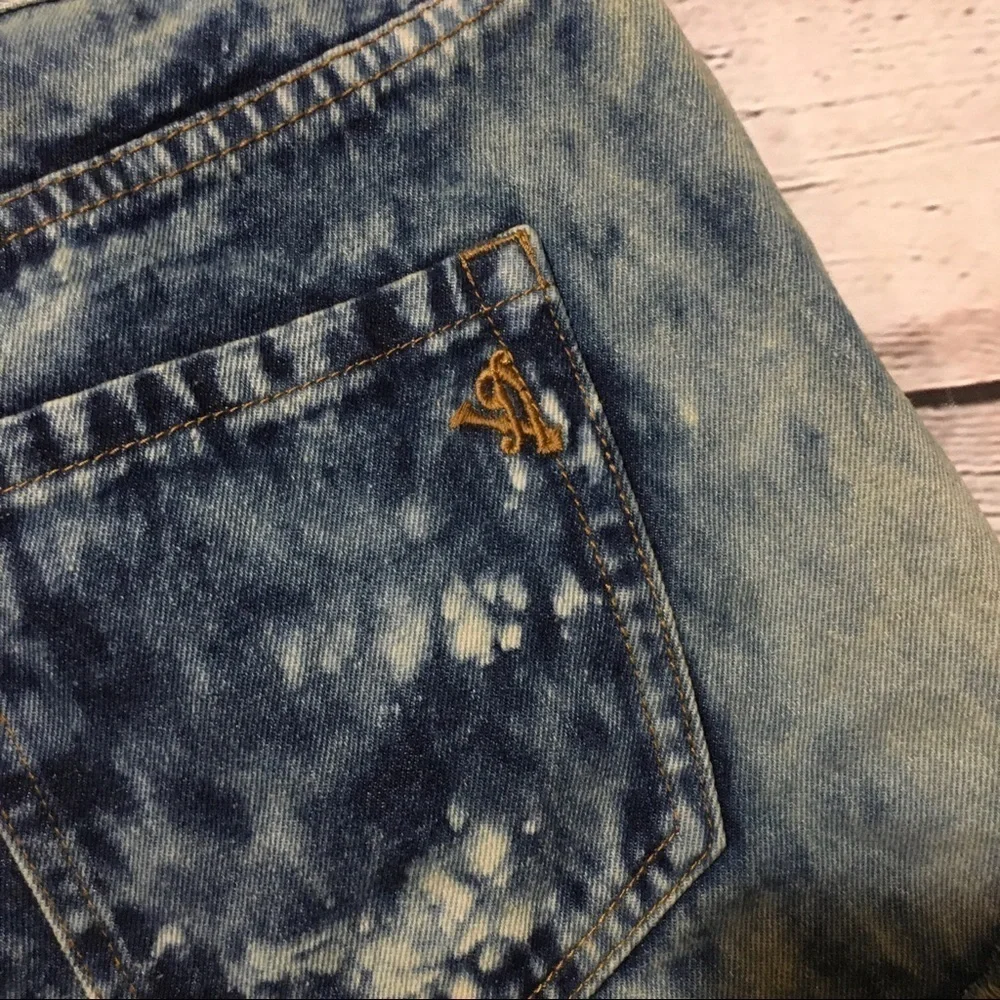 NWT VIP Jeans hi rise distressed acid wash denim shorts.